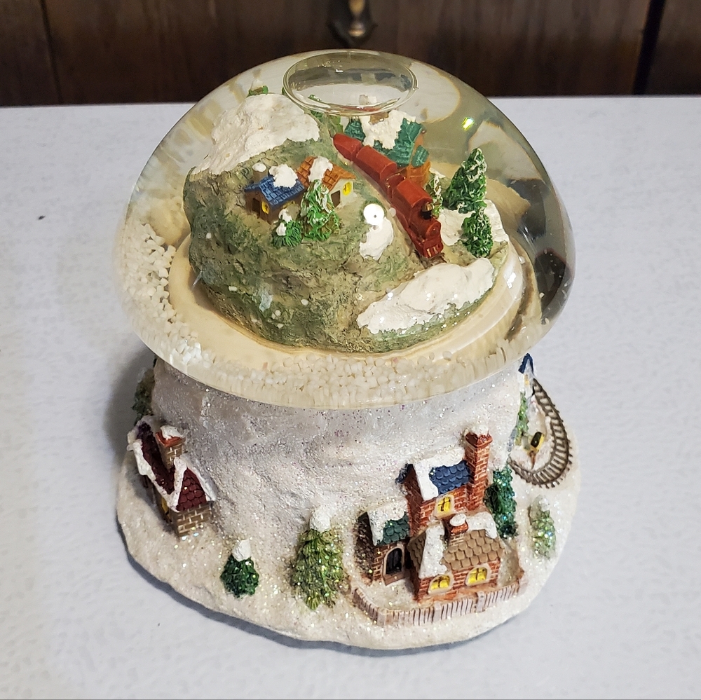The San Francisco Music Box "I'll Be Home For Christmas" Festive Snow Globe